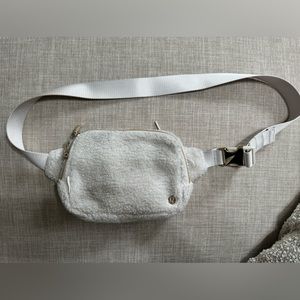 Lululemon 2L Fleece Bag - White Opal/Gold